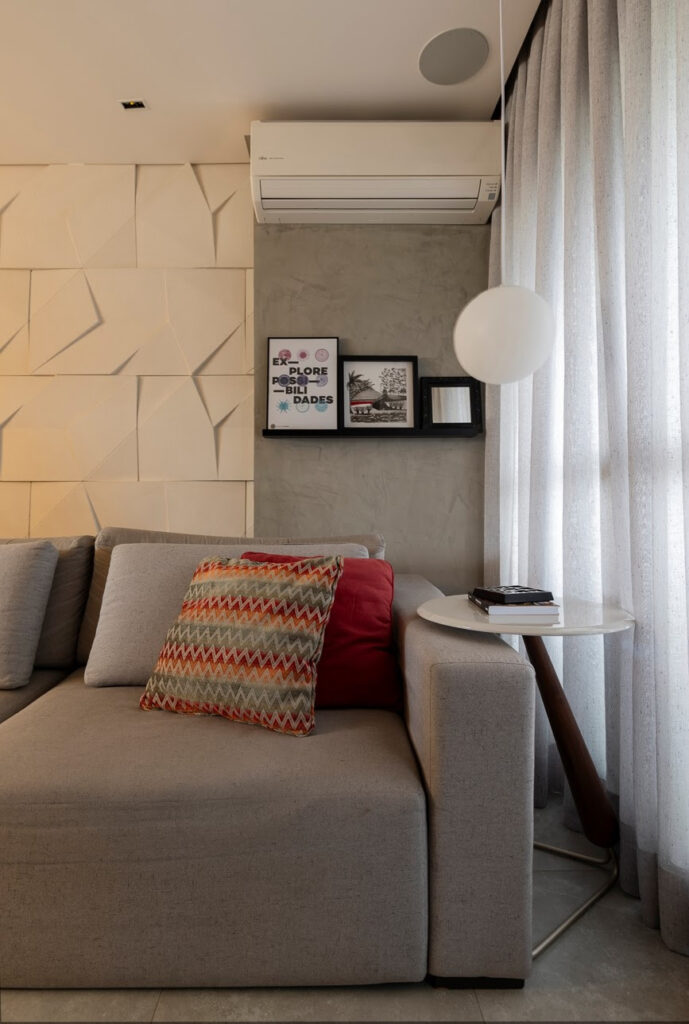 Praticidade - A mesinha de canto se encaixa perfeitamente no sofá. Para tornar o ambiente mais belo, a escolha foi por um pendente redondo minimalista / Projeto de apartamento da arquiteta Luana Ogata e foto de Emerson Rodrigues