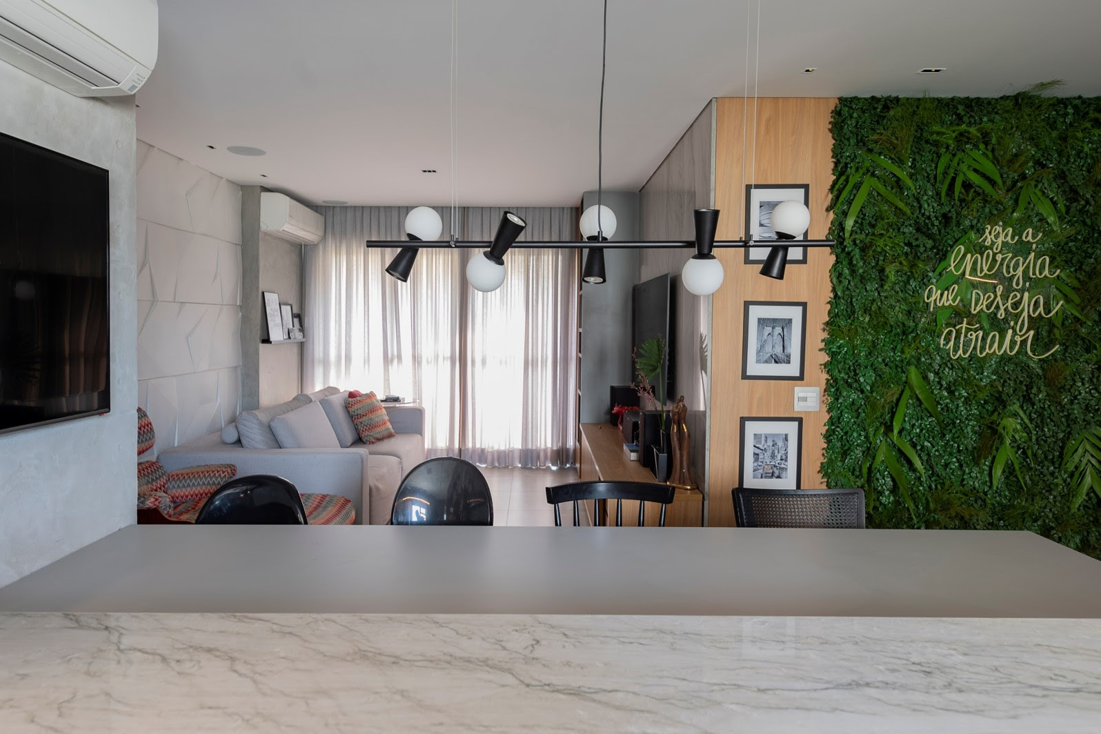 Projeto de apartamento da arquiteta Luana Ogata, com paleta de cores leve, visual contemporâneo e parede verde em destaque. A integração de ambientes foi uma alternativa para o melhor aproveitamento do espaço / Foto: Emerson Rodrigues