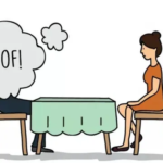 Sofri um ghosting, e agora? Mulher de vestido amarelo sentada em uma mesa de restaurante com um homem sumindo, com imagem de fumaça escrito Poof!.
